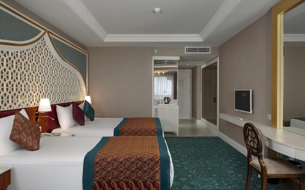 Room image 2 - Dvojlôžková izba superior s dvoma prístelkami, bočný výhľad na more
