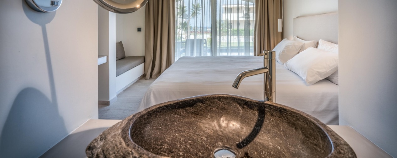 Room image 2 - Deluxe limited sea view