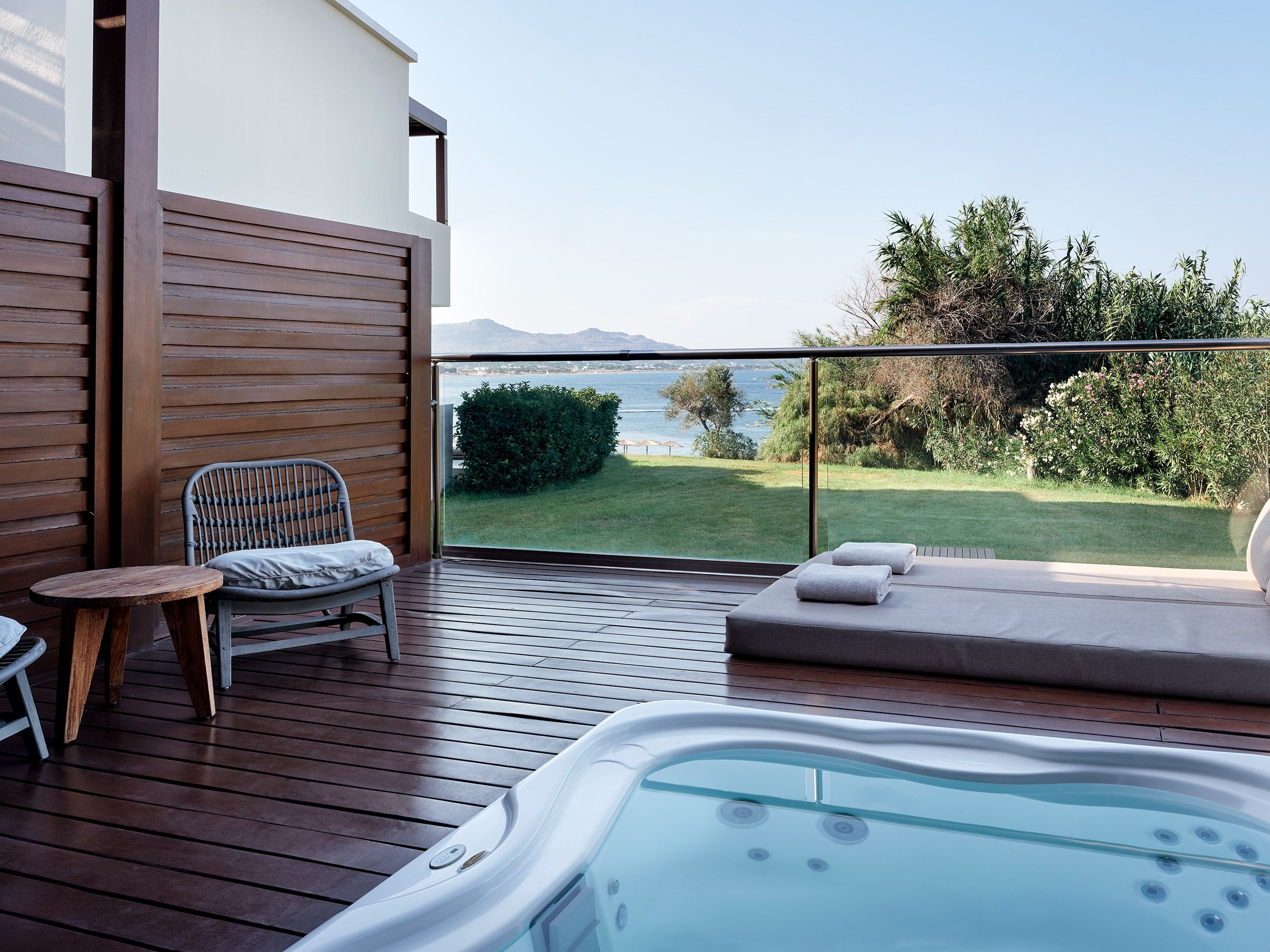 Room image 1 - Bungalow s jacuzzi, side sea view