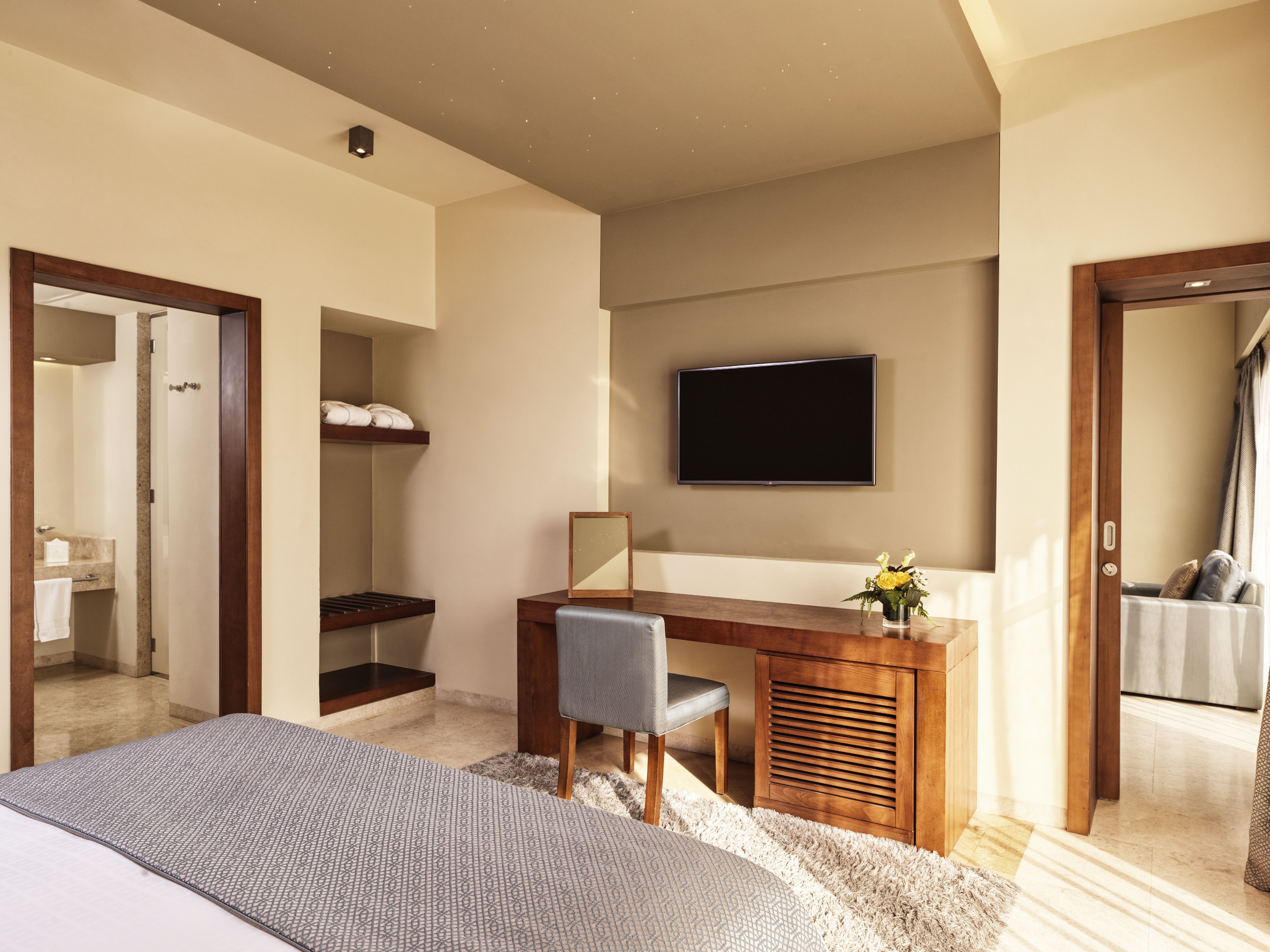 Room image 3 - Deluxe Suite 2+2