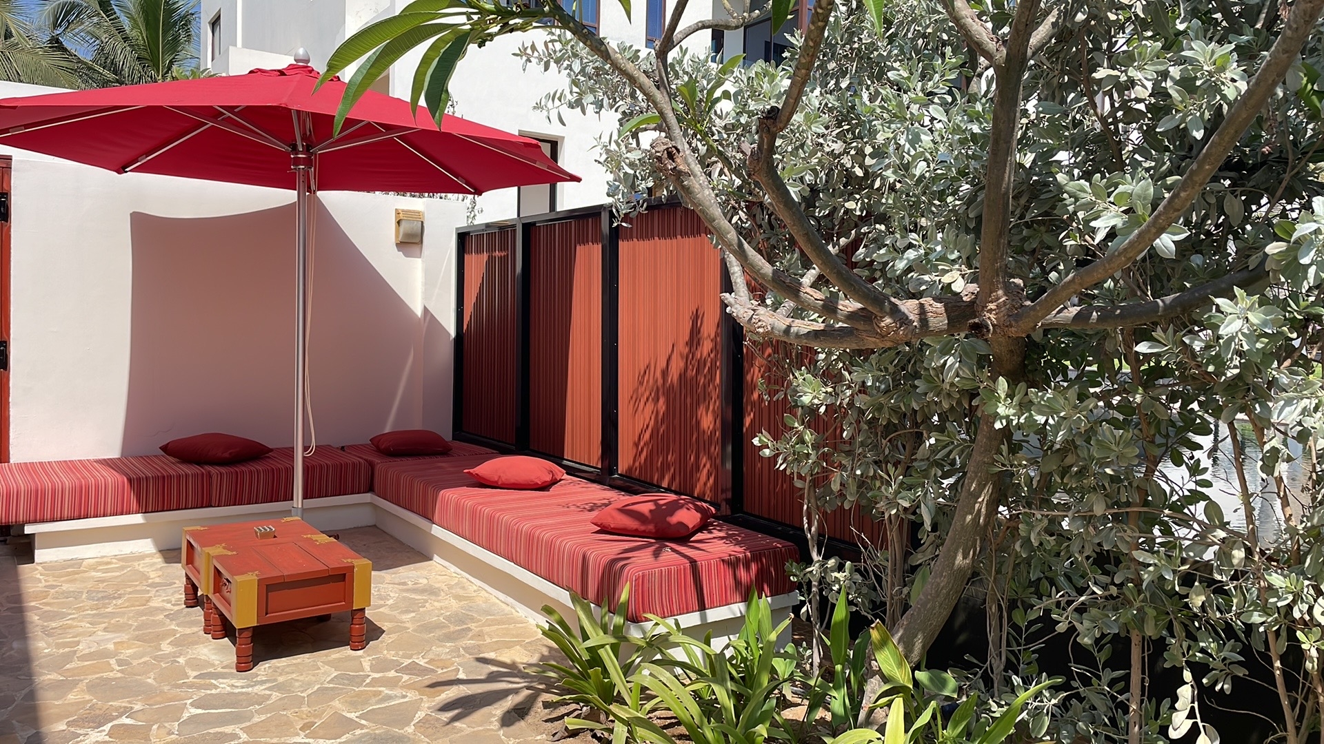 Room image 2 - Garden View Suite