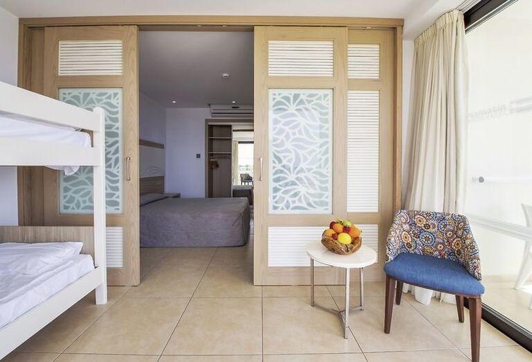 Room image 1 - Rodinná junior suita s výhľadom na more