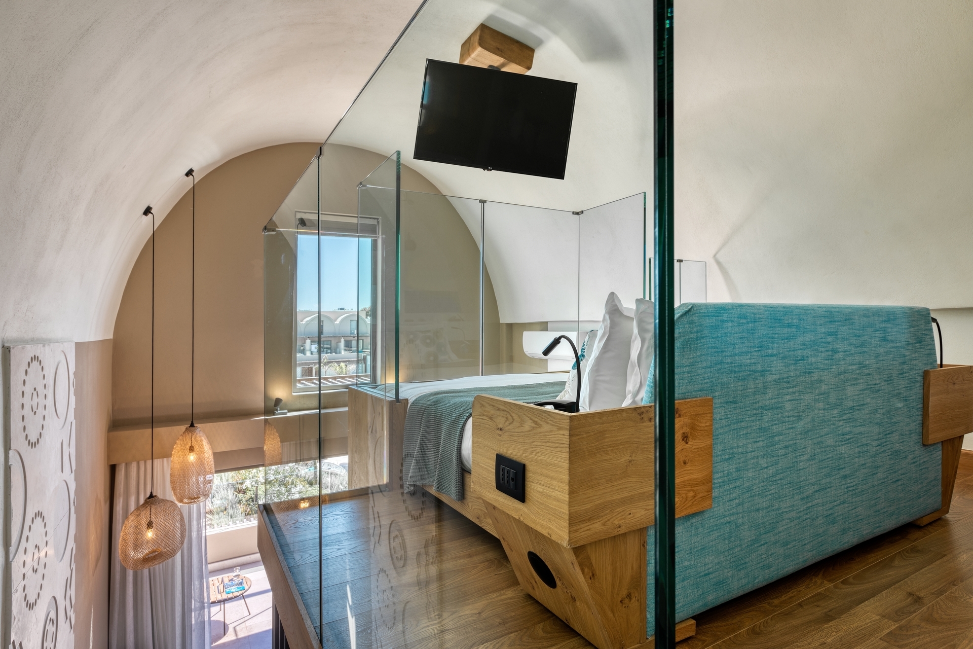 Room image 2 - Wellness Loft s jacuzzi, pool view