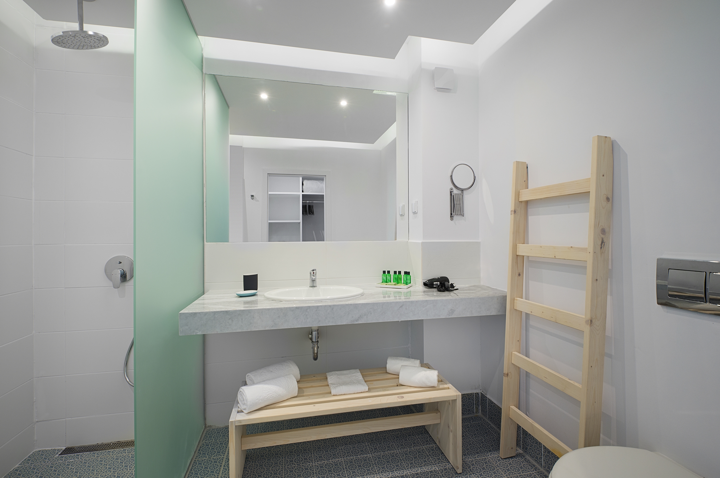 Room image 2 - Štandardná izba s bočným výhľadom na more