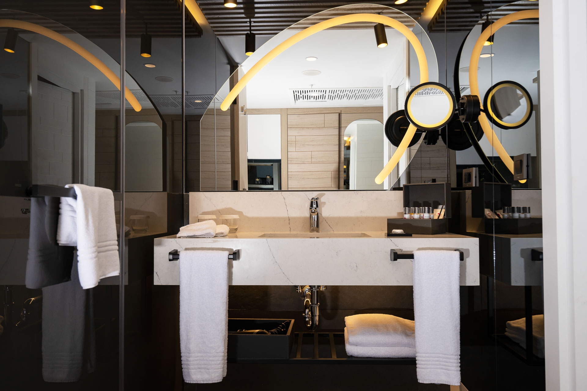 Room image 3 - Izba Deluxe s bočným výhľadom na more a bazén - hlavná budova