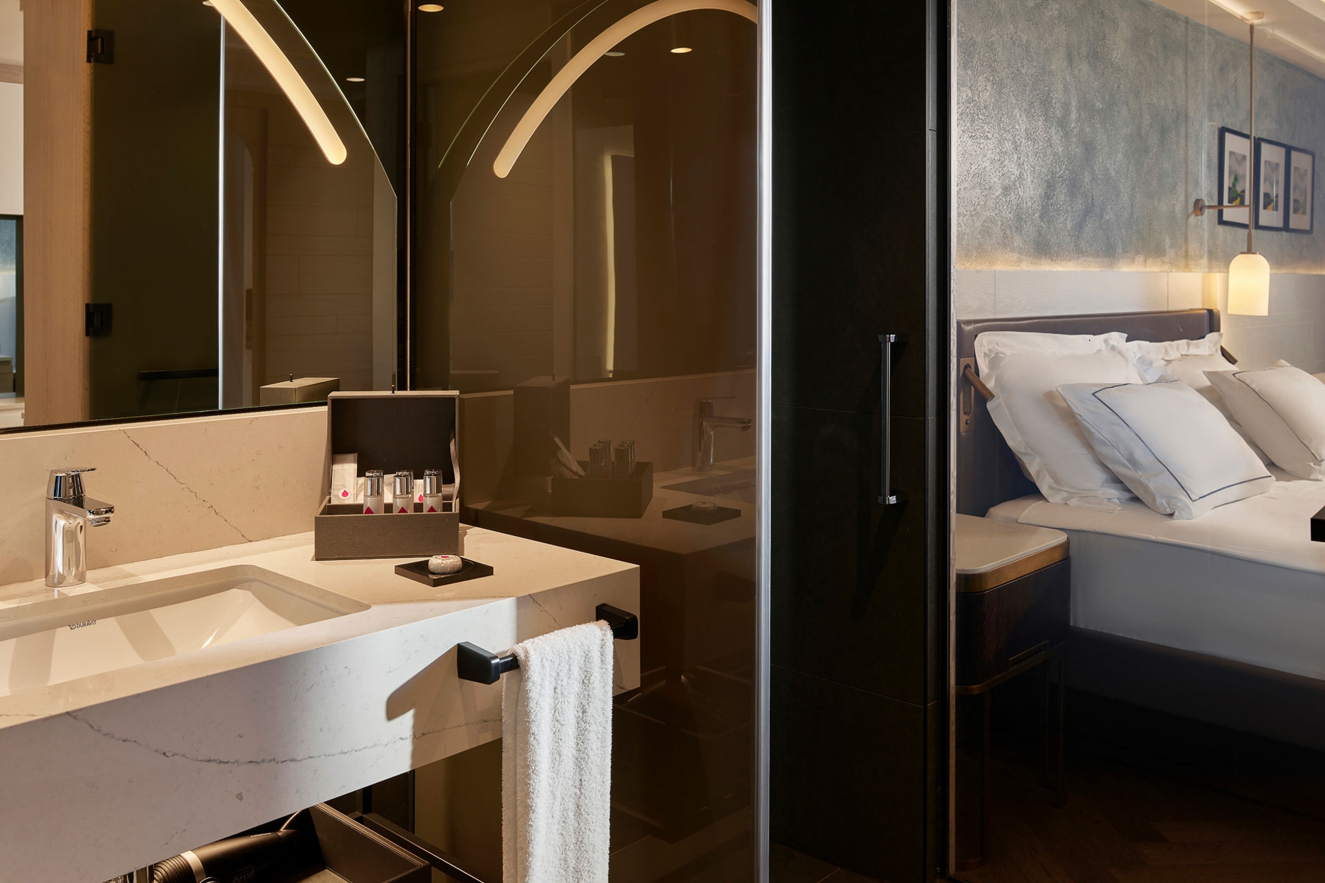 Room image 4 - Izba Deluxe s bočným výhľadom na more a bazén - hlavná budova