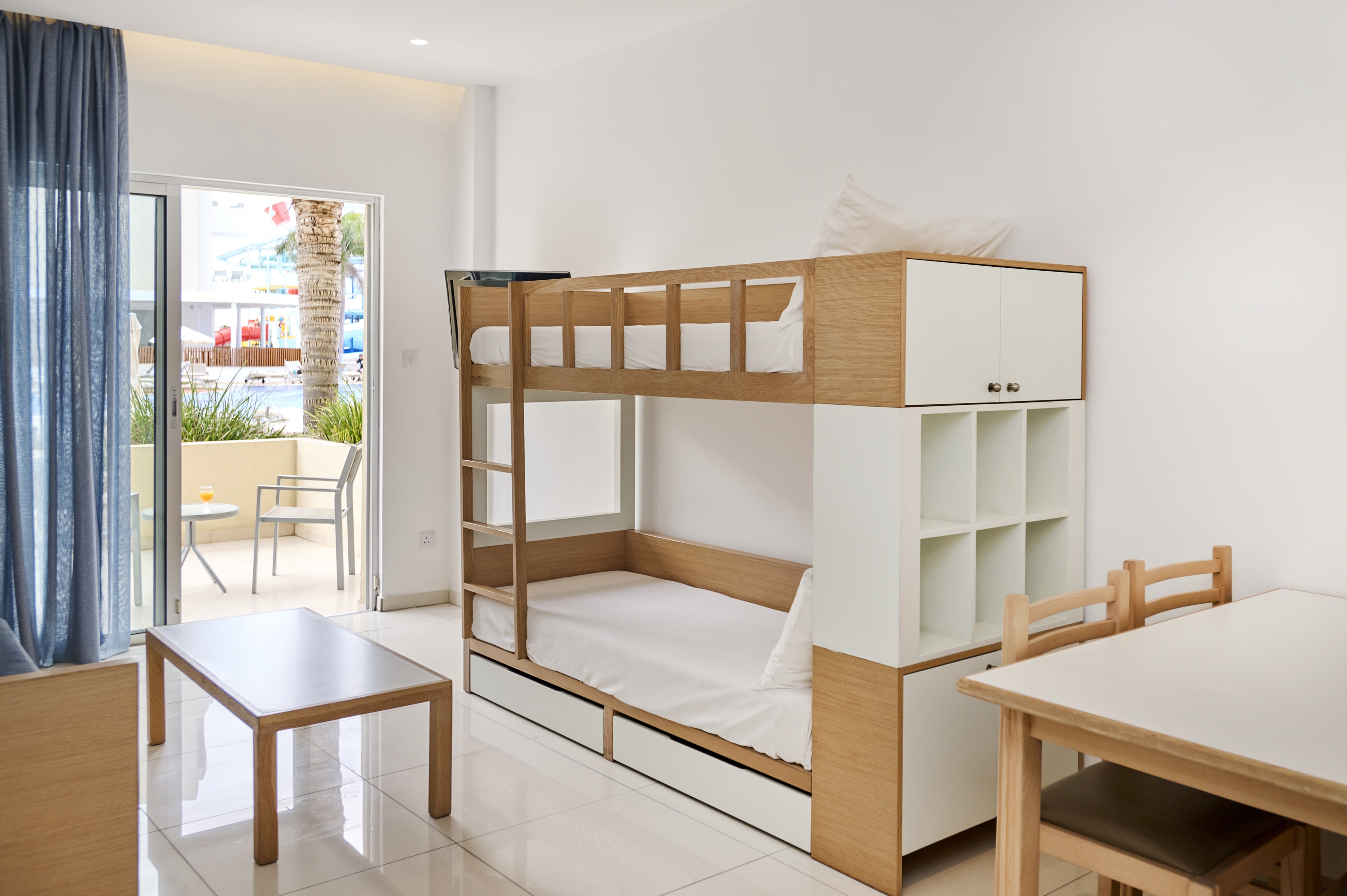 Room image 4 - Suita s výhľadom na bazén