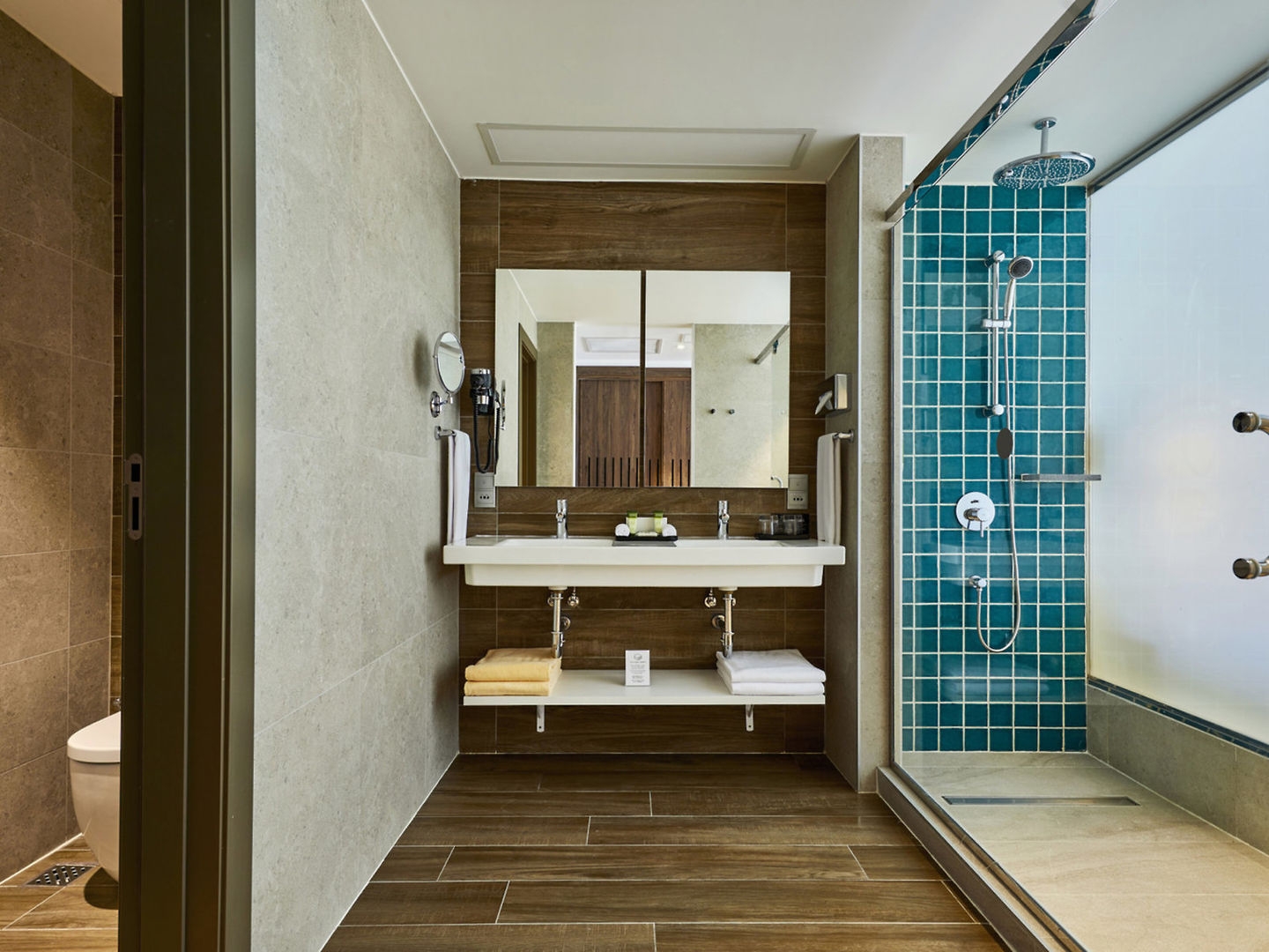 Room image 2 - Junior Suite