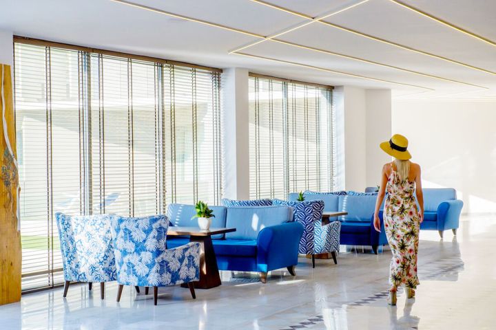 Žena v lobby Arina Beach