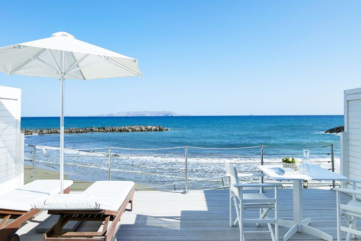 Výhľad z izby v Knossos Beach Bungalow & Suites