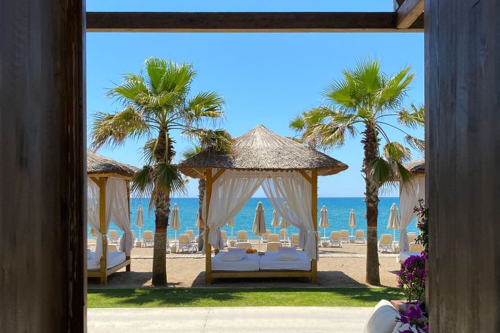 Baldachýny na pláži v Rixos Premium Belek