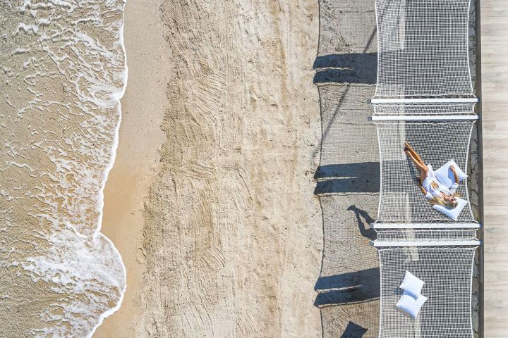 Žena pri pláži v Grecotel Lux Me White Palace