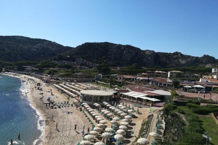 Pohľad na pláž pred hotelom Club Hotel Baja Sardinia