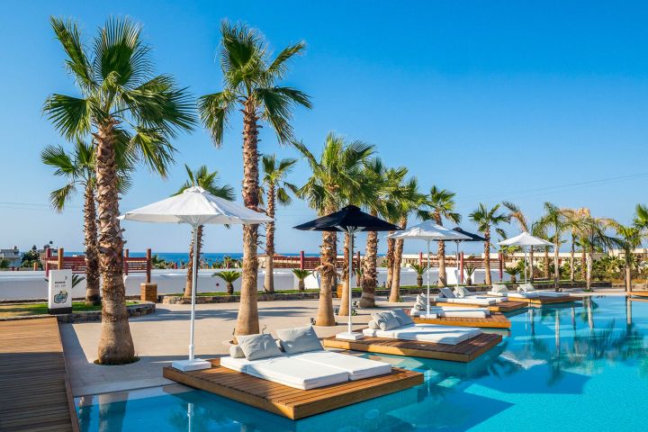 Ležadlá pri bazéne v Stella Island Luxury Resort & Spa