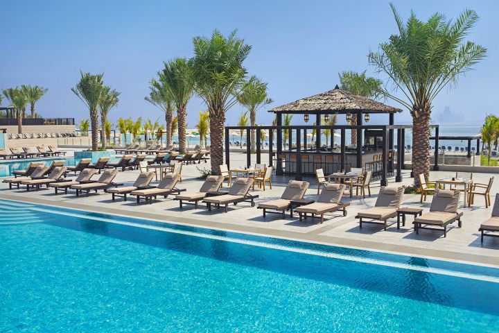 Ležadlá pri bazéne v The Bay Club - Doubletree by Hilton Marjan Island
