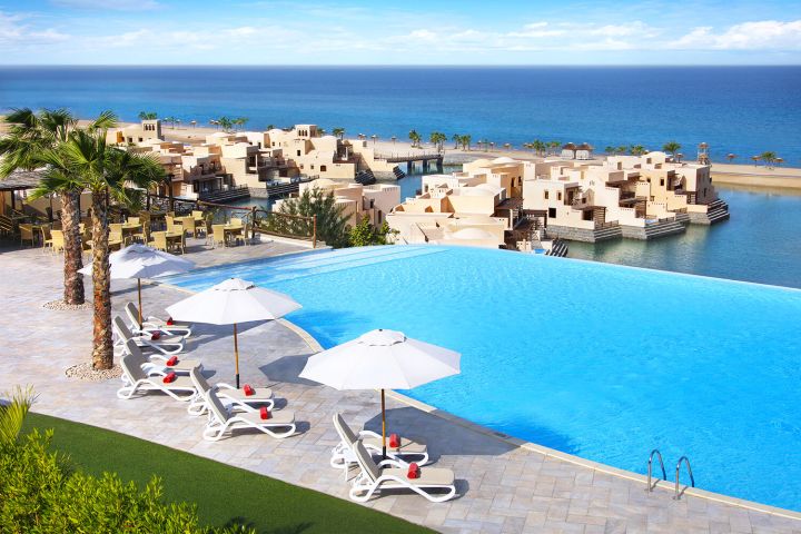 Bazén v The Cove Rotana Resort