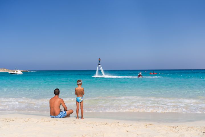 Pláž pri hoteli Almaza bay