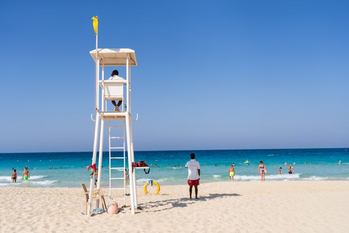 Pláž pri hoteli Almaza bay