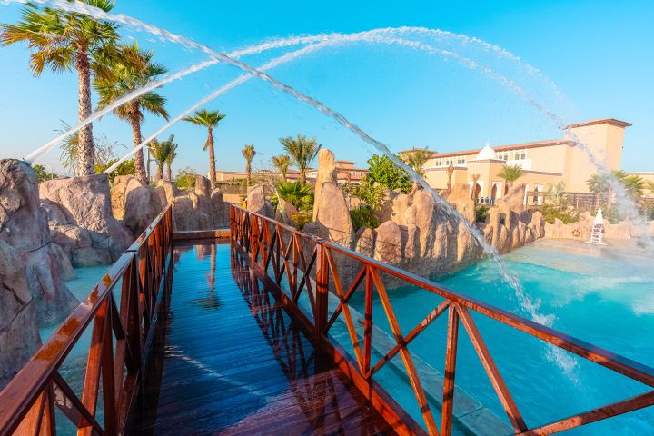 Bazén s umelými vlnami v Rixos Premium Saadiyat Island Abu Dhabi