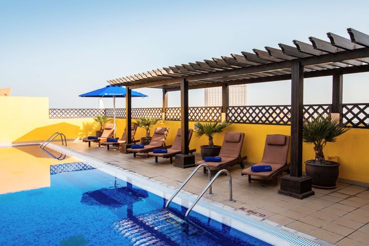 Ležadlá pri bazéne v Citymax Al Barsha at the Mall