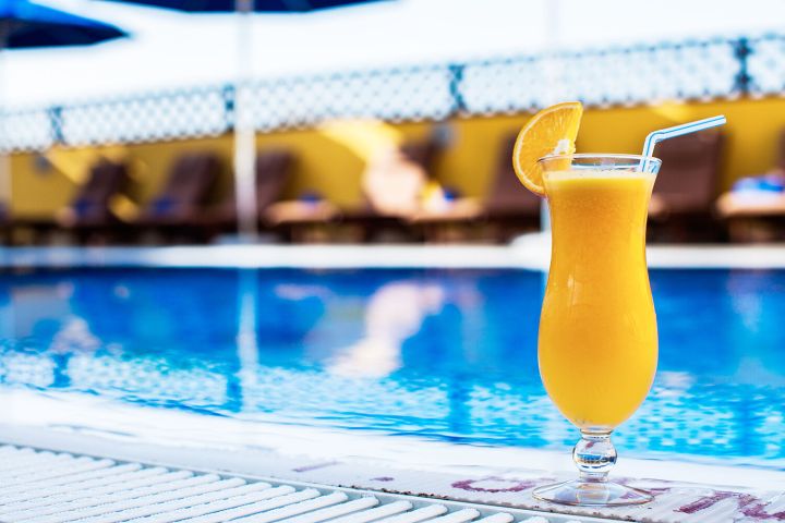 Drink pri bazéne v Citymax Al Barsha at the Mall