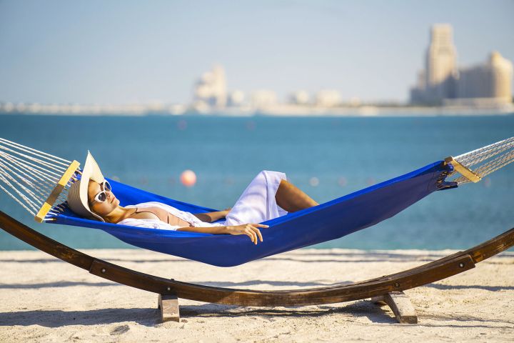 Žena na lehátku v hoteli Rixos Bab Al Bahr