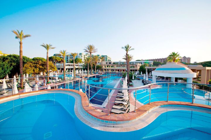 Bazény v Limak Atlantis Deluxe Hotel & Resort