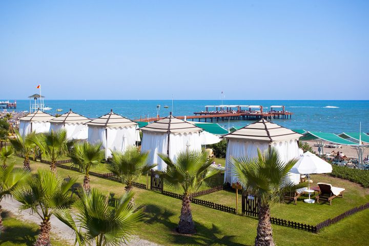 Baldachýny na pláži v Limak Atlantis Deluxe Hotel & Resort