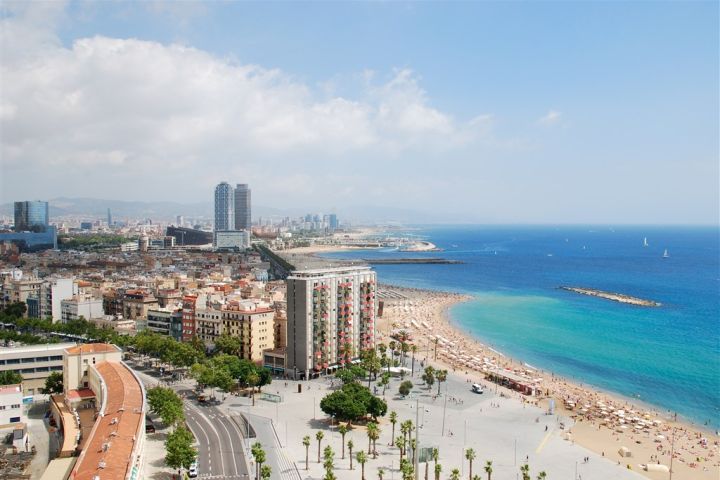 Barcelona s pobytom pri mori - Pohľad z výšky na more a ostrov